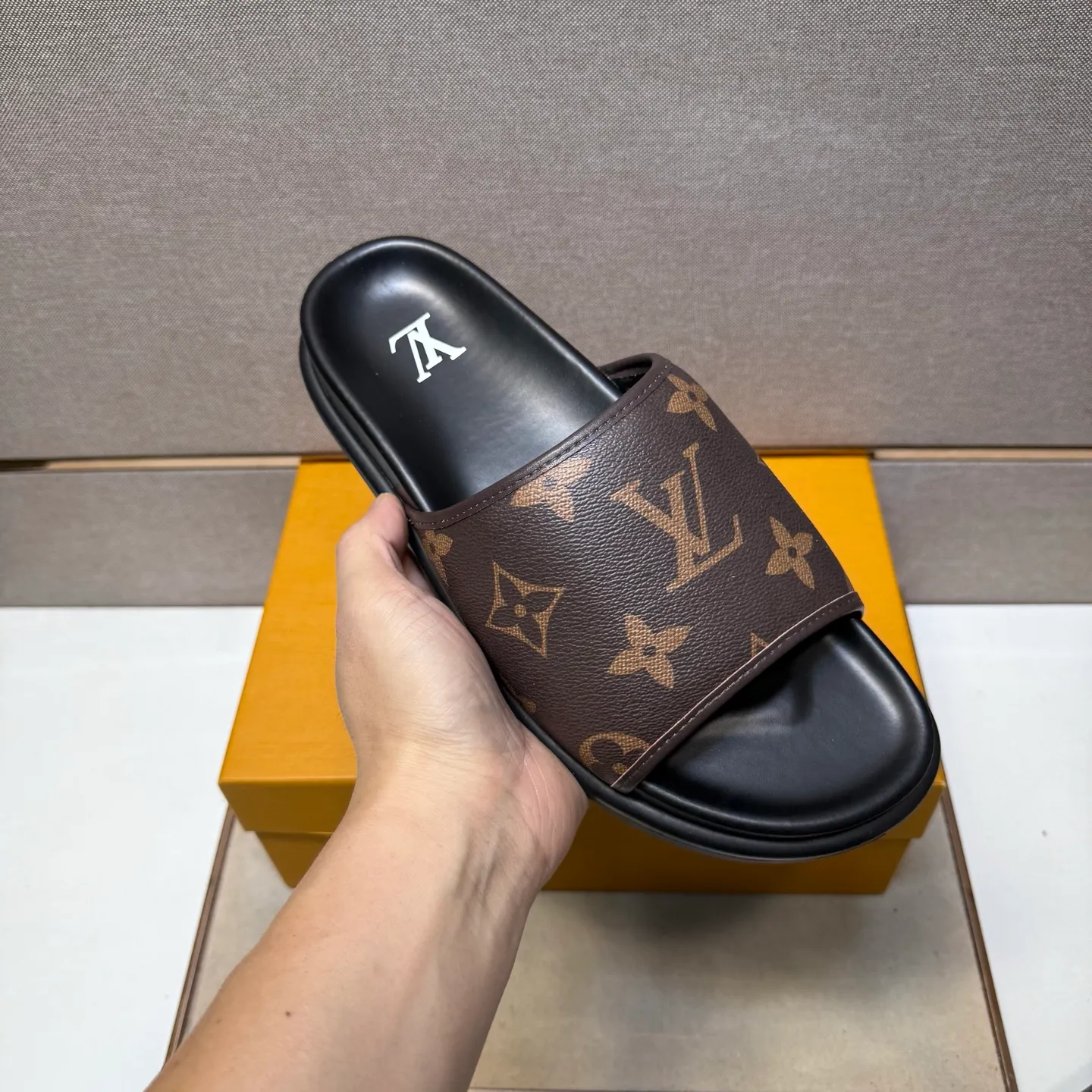 ⬛️Men's shoes 💰p320 [LV～] Men's casual slippers 2025z cabinet sales simultaneously 🔶Size: 38-44 #️⃣ 🔷3 colors🔜The upper is made of multi-material splicing ➕Genuine leather lining, comfortable and breathable, sole: original comfortable and wear-resistant outsole, ⚠️real thing📱photographed🎬real thing is better📢📢📢